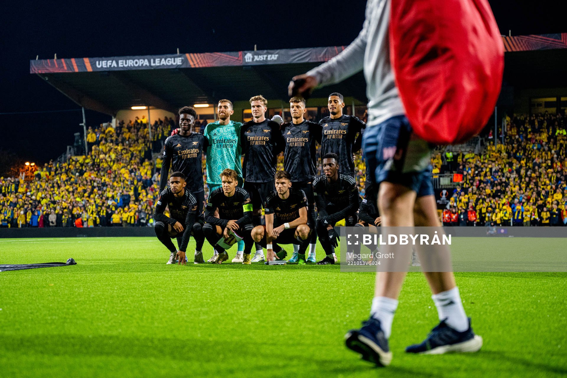 Martin Ødegaard and the starting eleven of Arsenal pose