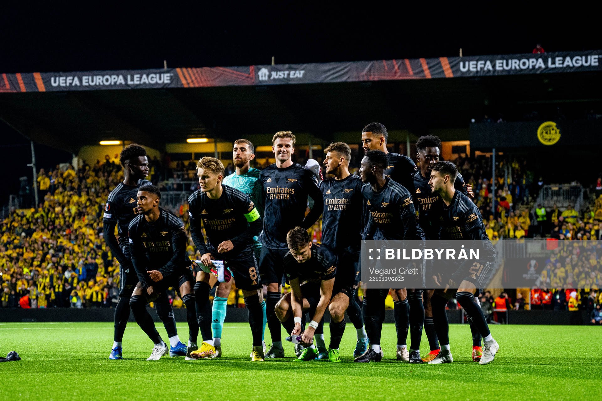 Martin Ødegaard and the starting eleven of Arsenal pose