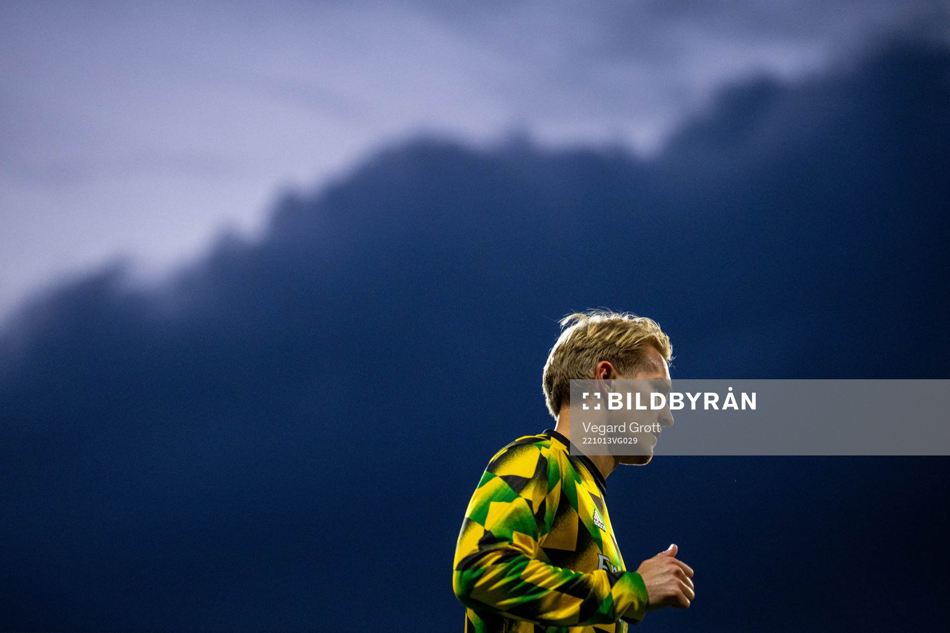 Martin Ødegaard of Arsenal warms up