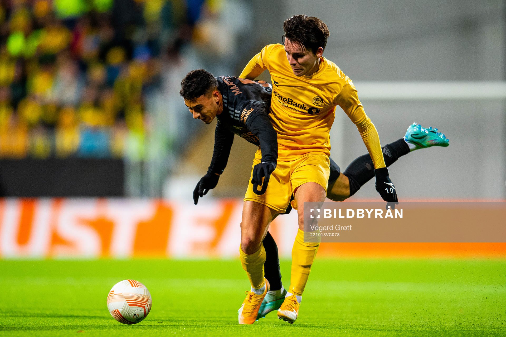 Gabriel Martinelli of Arsenal and Hugo Vetlesen of
