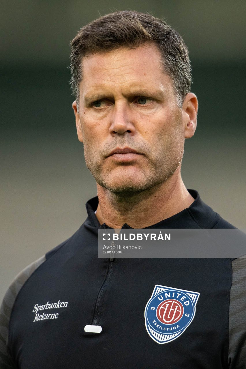Eskilstuna Uniteds tränare Fredrik Bernhardsson under fotbollsmatchen i Damallsvenskan mellan FC Rosengård och Eskilstuna United den 14 oktober 2022 i Malmö.