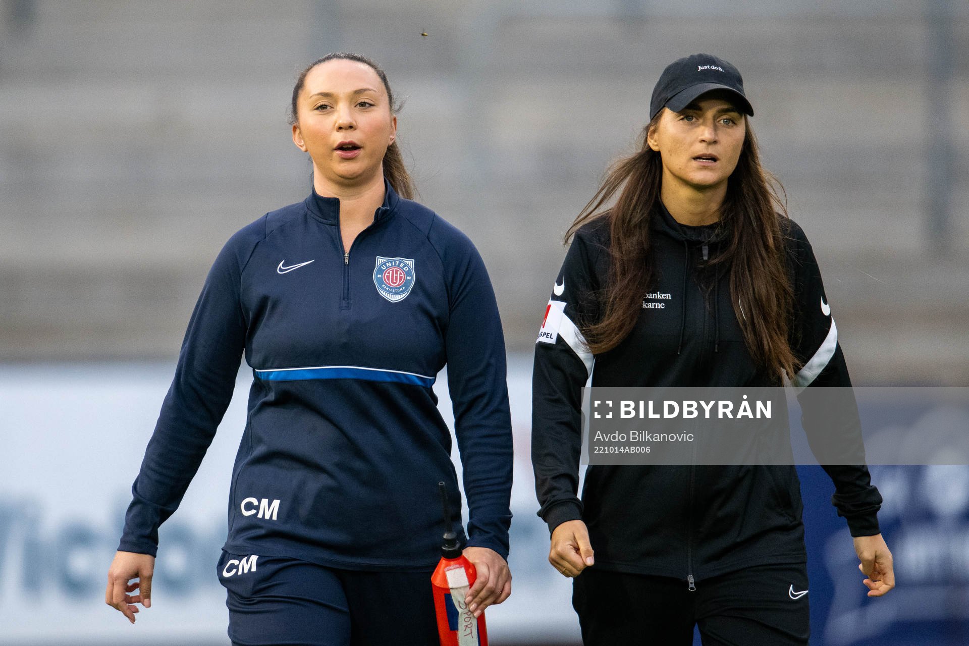 Eskilstuna Uniteds tränare Elena Sadiku och Casey Mattsson