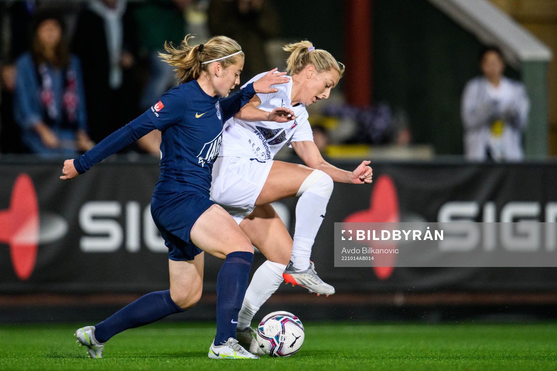 Eskilstuna Uniteds Paulina Nyström och FC Rosengårds