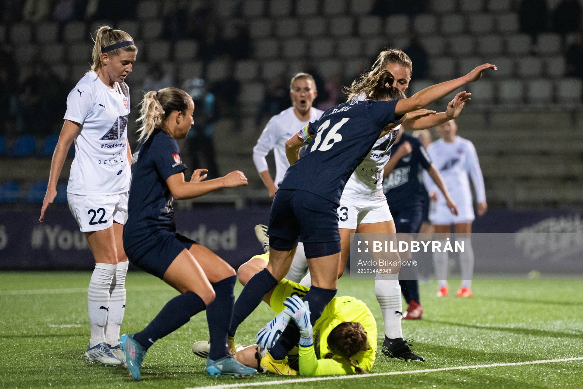 FC Rosengårds målvakt Teagan Micah och Eskilstuna Uniteds Felicia Rogic under fotbollsmatchen i Damallsvenskan mellan FC Rosengård och Eskilstuna United den 14 oktober 2022 i Malmö.
