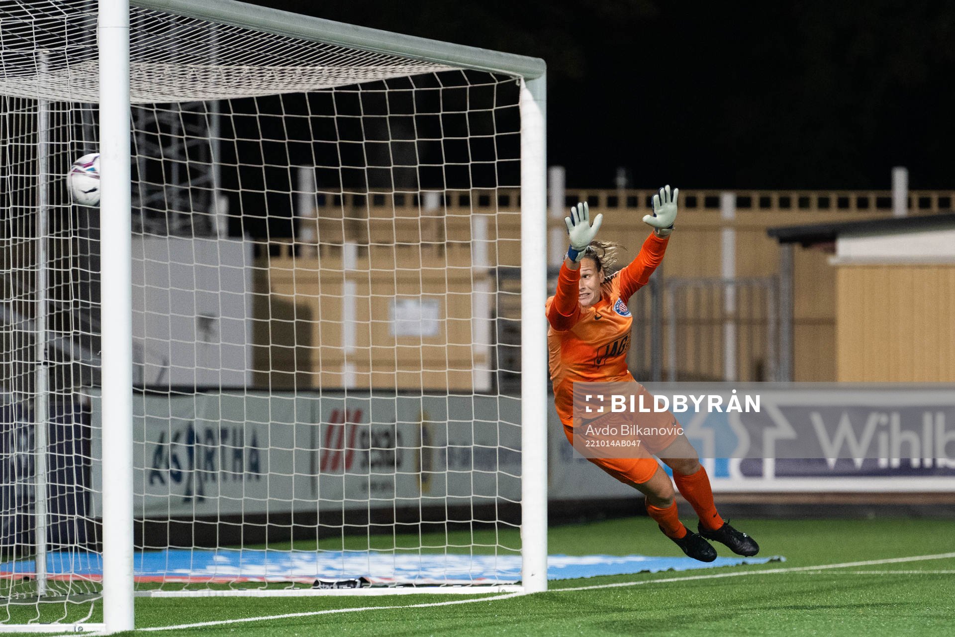 FC Rosengårds Sofie Bruun Bredgaard (ej på bild) gör mål bakom Eskilstuna Uniteds målvakt Katlynn Fraine under fotbollsmatchen i Damallsvenskan mellan FC Rosengård och Eskilstuna United den 14 oktober 2022 i Malmö.
