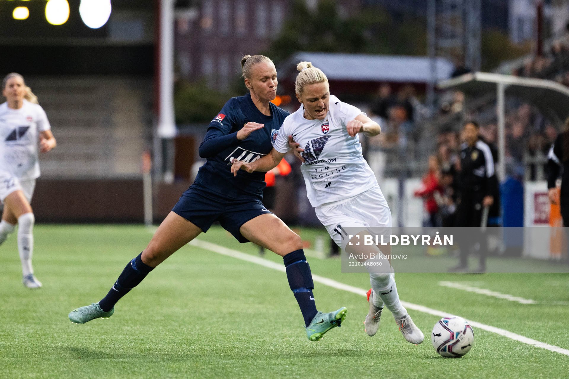 FC Rosengårds Mimmi Larsson och Noor Hoelsbrekken Eckhoff under fotbollsmatchen i Damallsvenskan mellan FC Rosengård och Eskilstuna United den 14 oktober 2022 i Malmö.