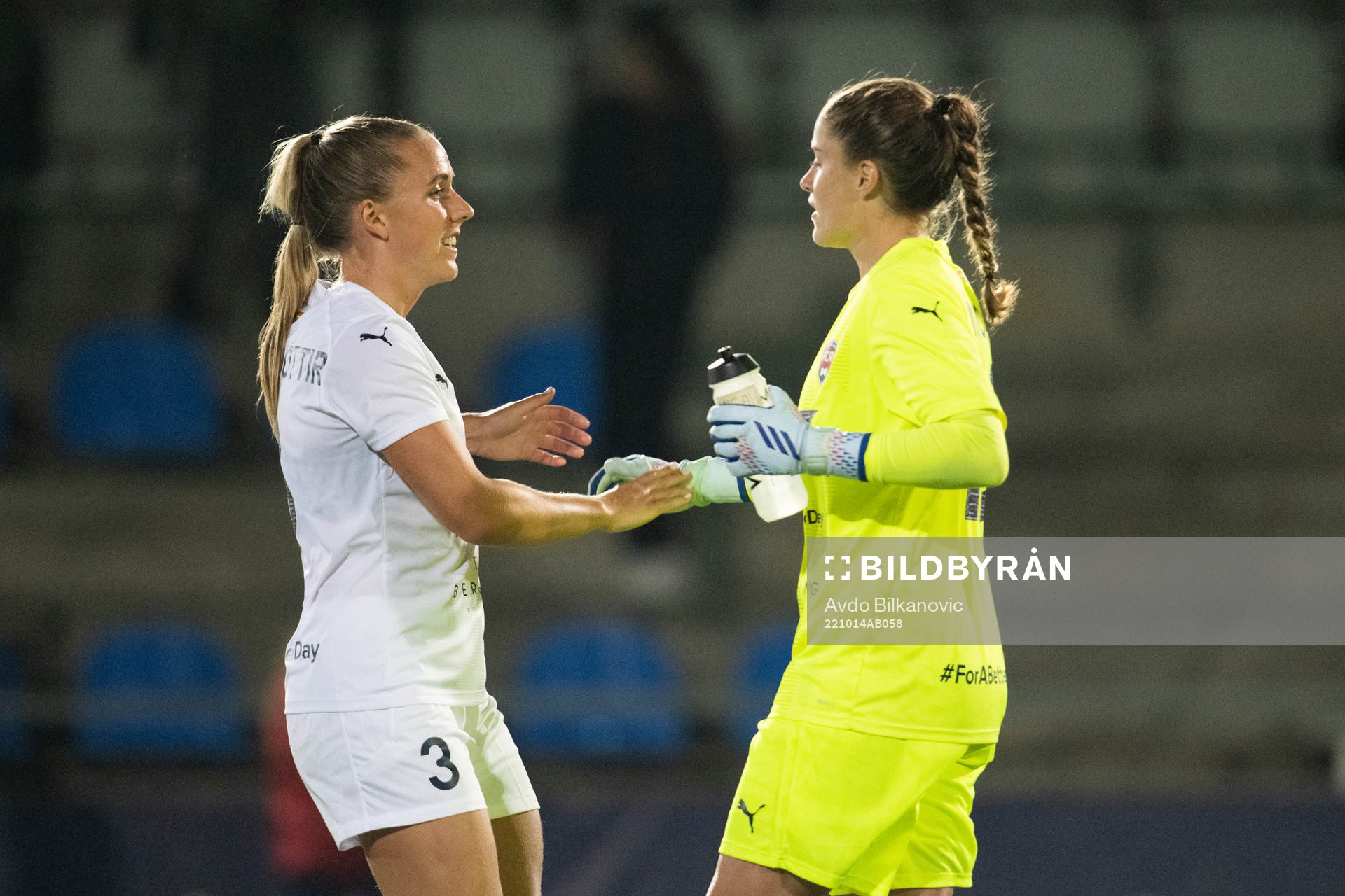 FC Rosengårds Gudrun Arnardottir och målvakt Teagan Micah