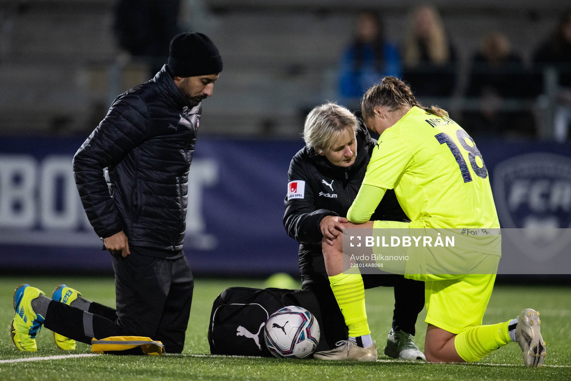 FC Rosengårds målvakt Teagan Micah får hjälp