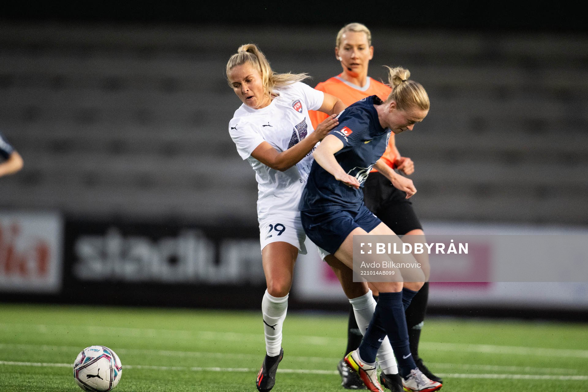 FC Rosengårds Olivia Holdt och Eskilstuna Uniteds Emma