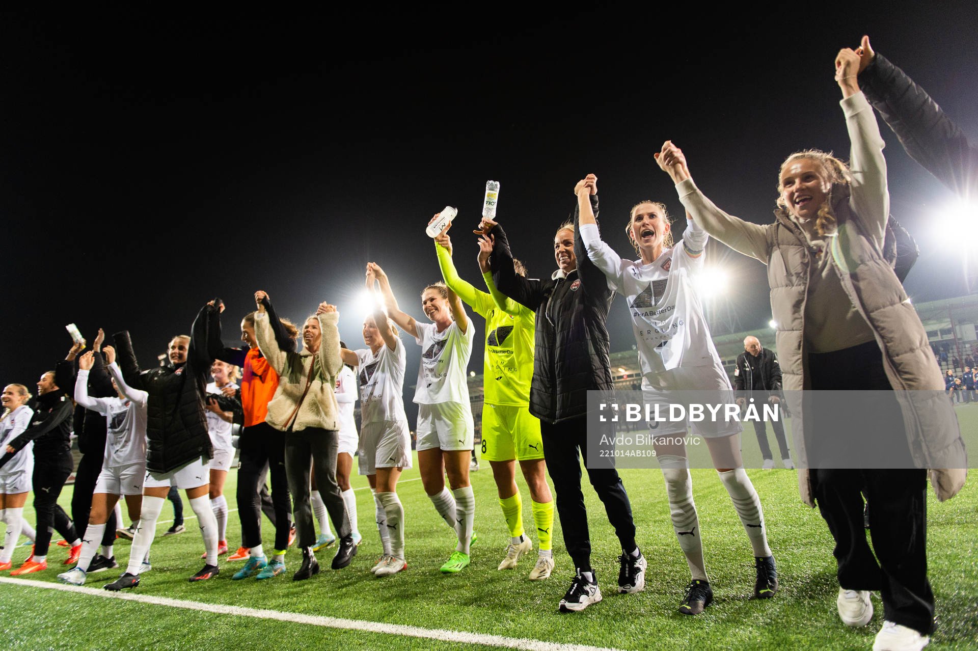 FC Rosengårds spelare jublar