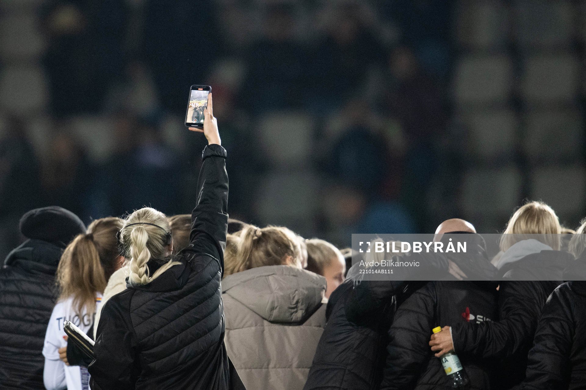 FC Rosengårds pressansvarig Luise Eklund tar bilder med