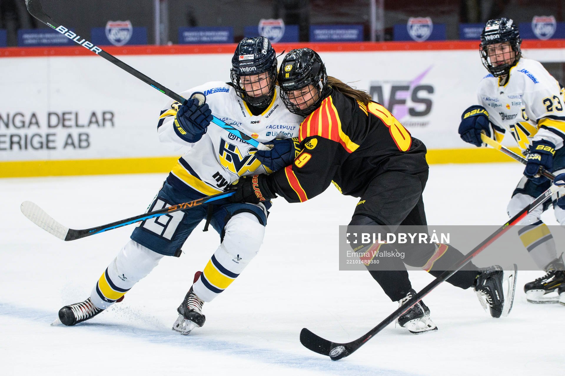 HV71s Nathalie Carlsson Mattila och Brynäs Stella Lindell