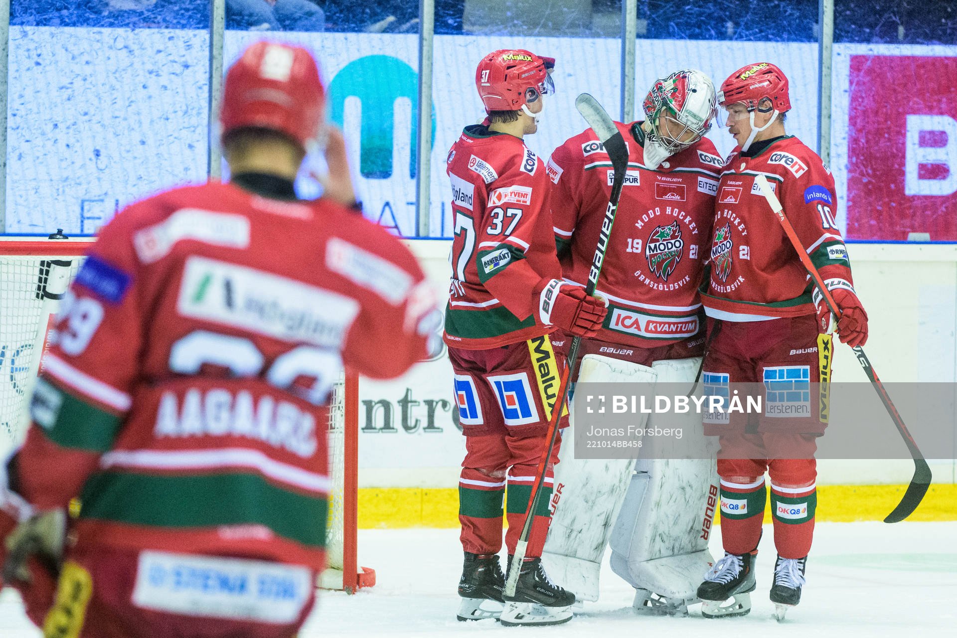 Modos Hugo Styf, målvakt Krister Gudlevskis och Rihards