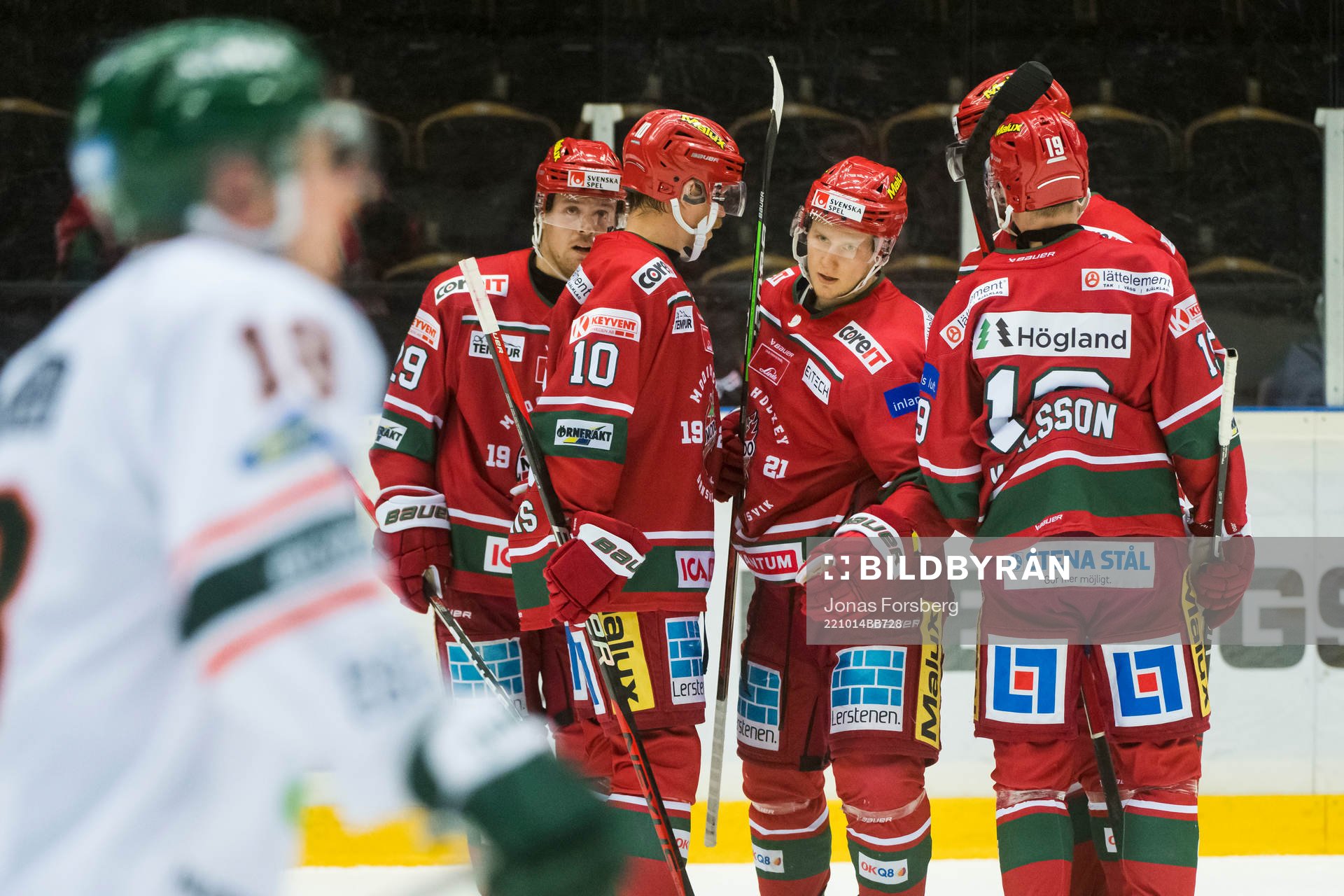 Modos Filip Svenningsson jublar med Rihards Marenis, Mikkel