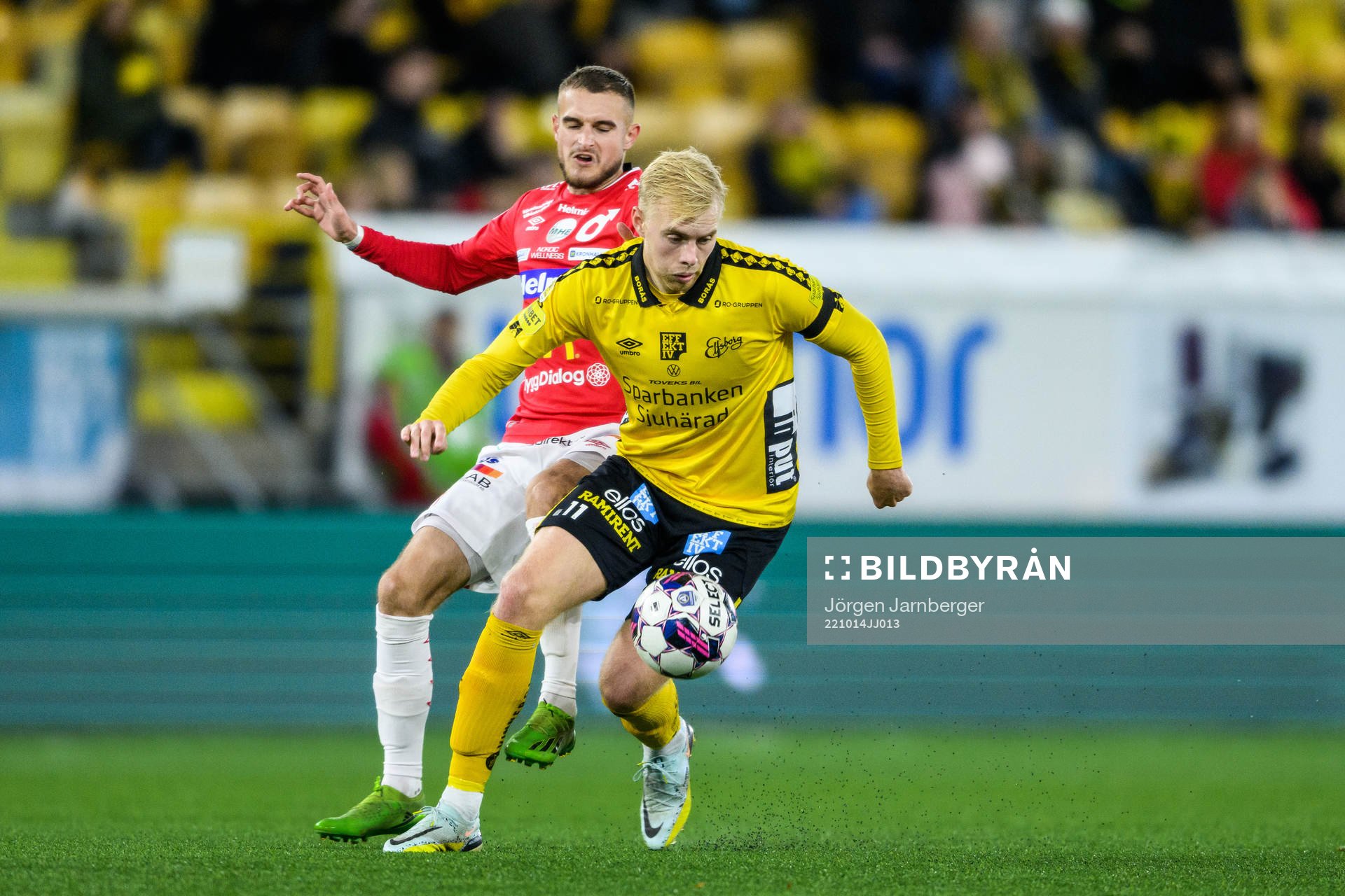 Degerfors Christos Gravius och Elfsborgs Sveinn Guðjohnsen under fotbollsmatchen i Allsvenskan mellan Elfsborg och Degerfors den 14 oktober 2022 i Borås.