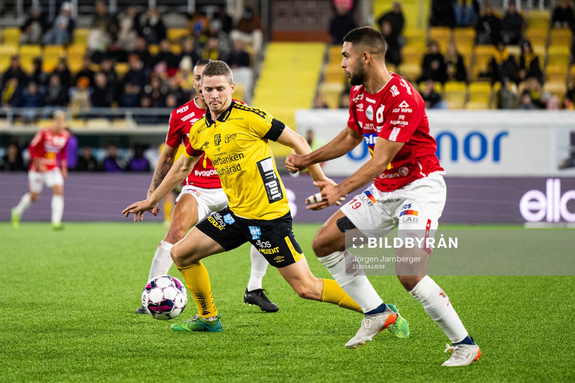 Elfsborgs Andre Ibsen Rømer och Degerforss Omar Faraj under fotbollsmatchen i Allsvenskan mellan Elfsborg och Degerfors den 14 oktober 2022 i Borås.