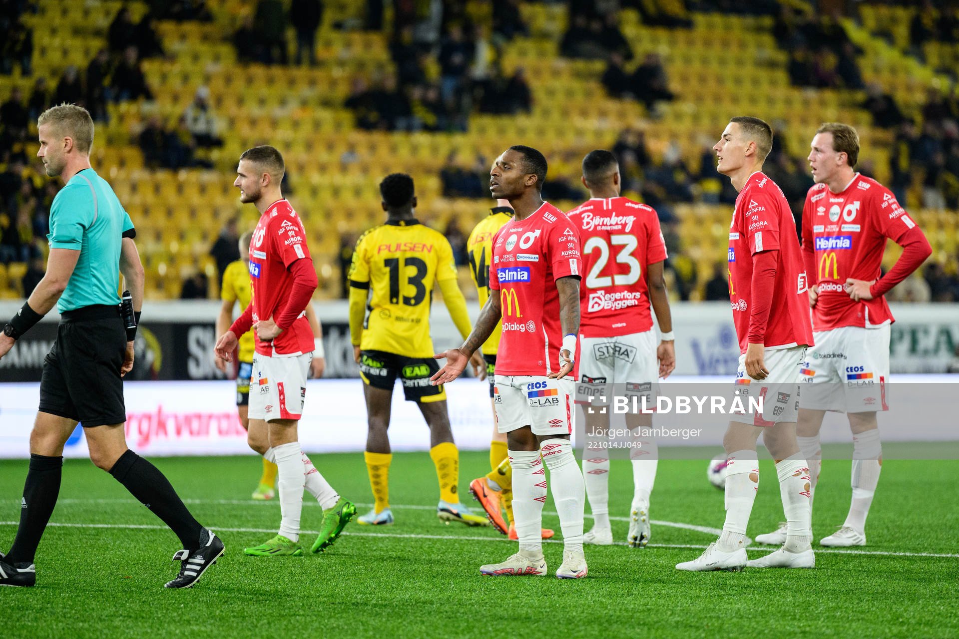 Degerfors spelare reagerar mot Domare Glenn Nyberg
