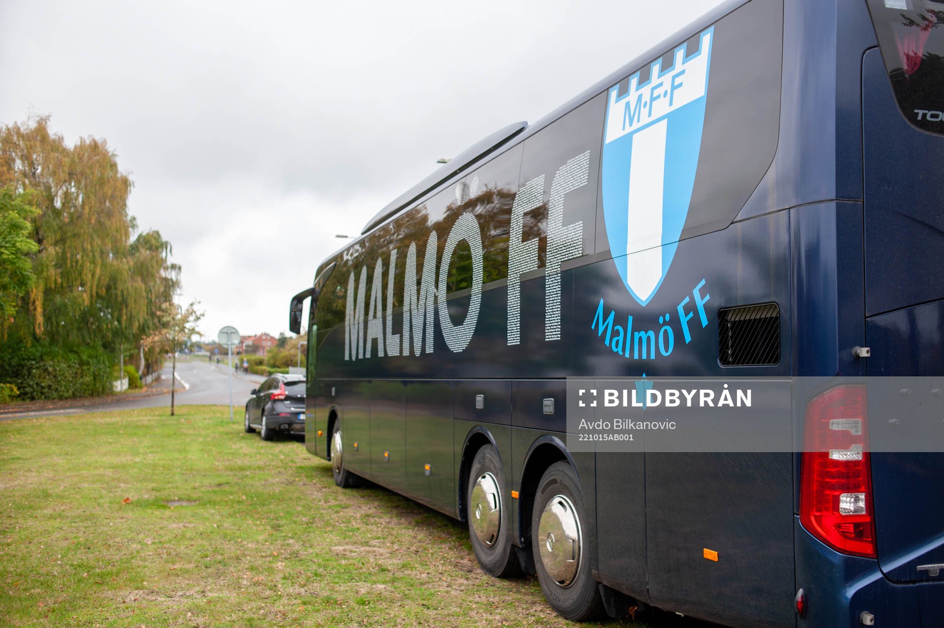 Malmö FFs buss parkerad utanför Åhus IP