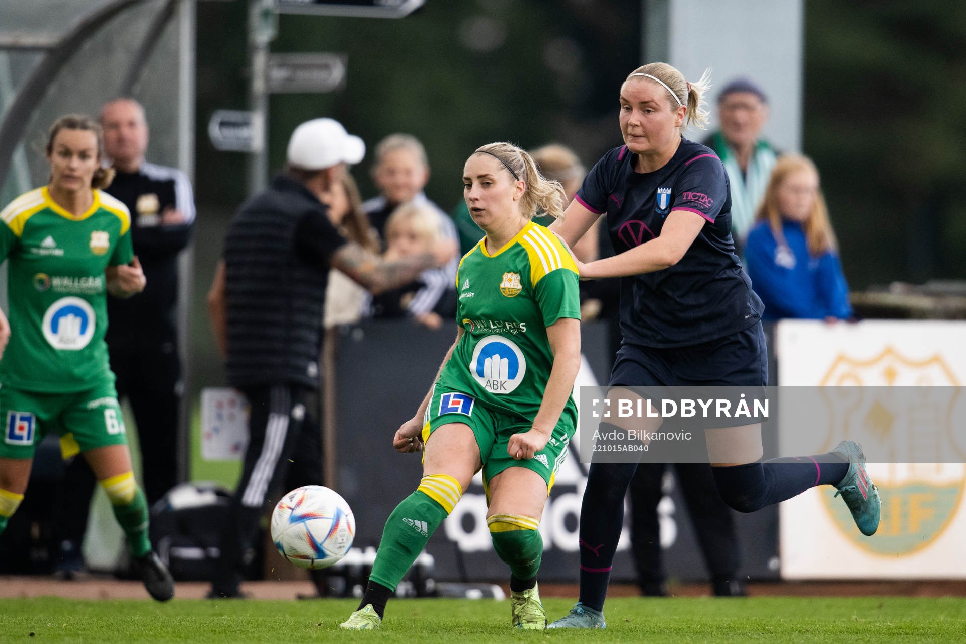 Malmö FFs Rebecka Holm och Åhus Alice Lingstedt