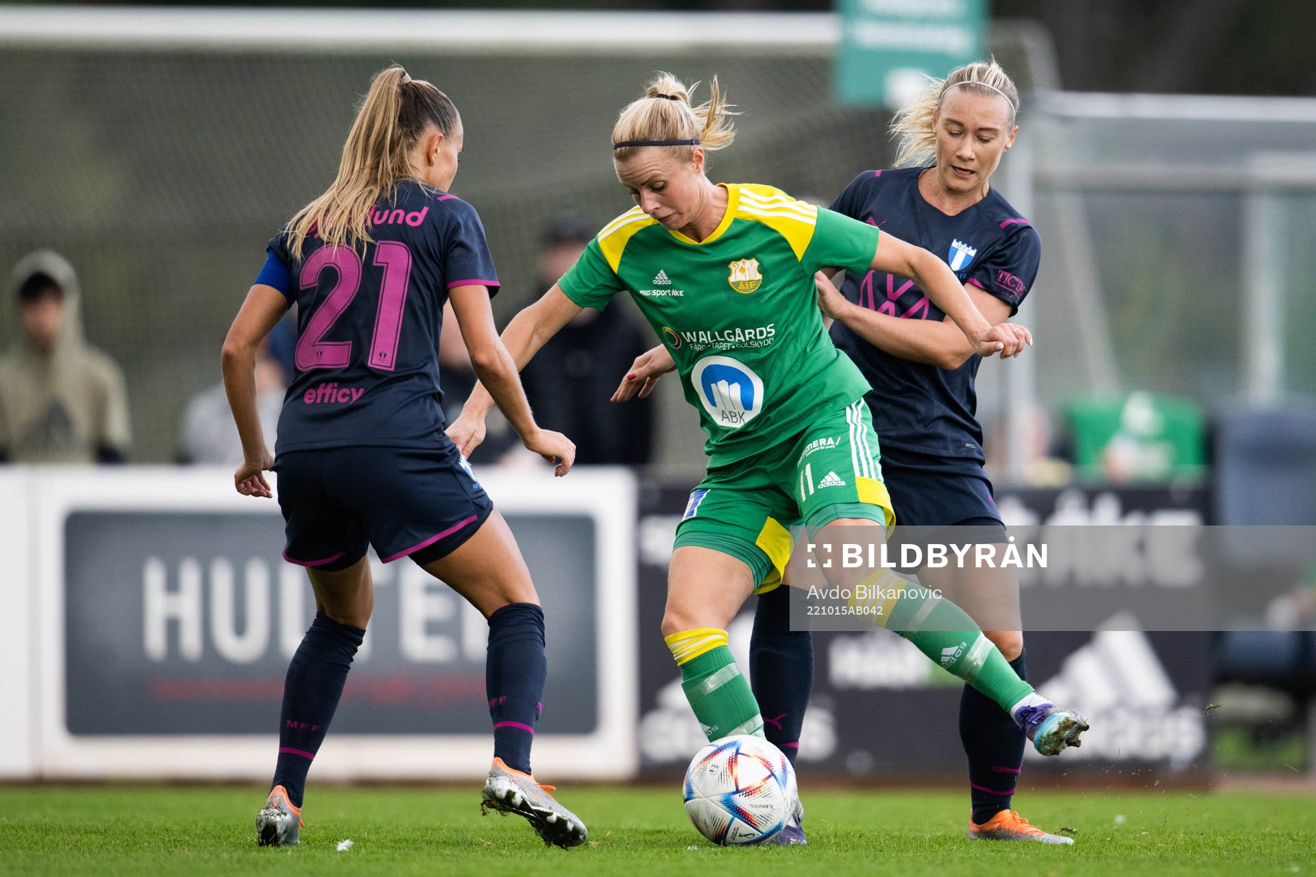 Åhus Sofie Persson mellan Malmö FFs Elin Björklund och