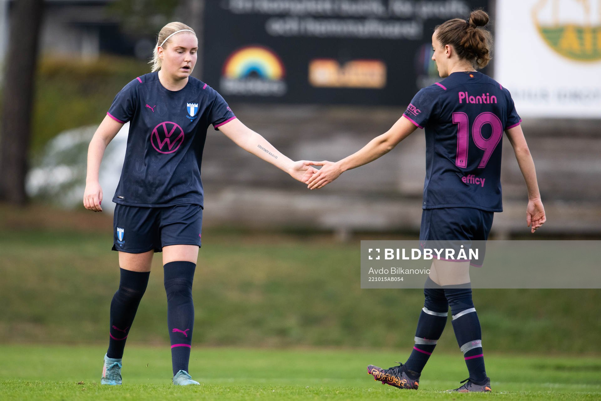 Malmö FFs Rebecka Holm och Anna Plantin under fotbollsmatchen Kval till div 1 mellan Åhus och Malmö FF den 15 oktober 2022 i Åhus. 
