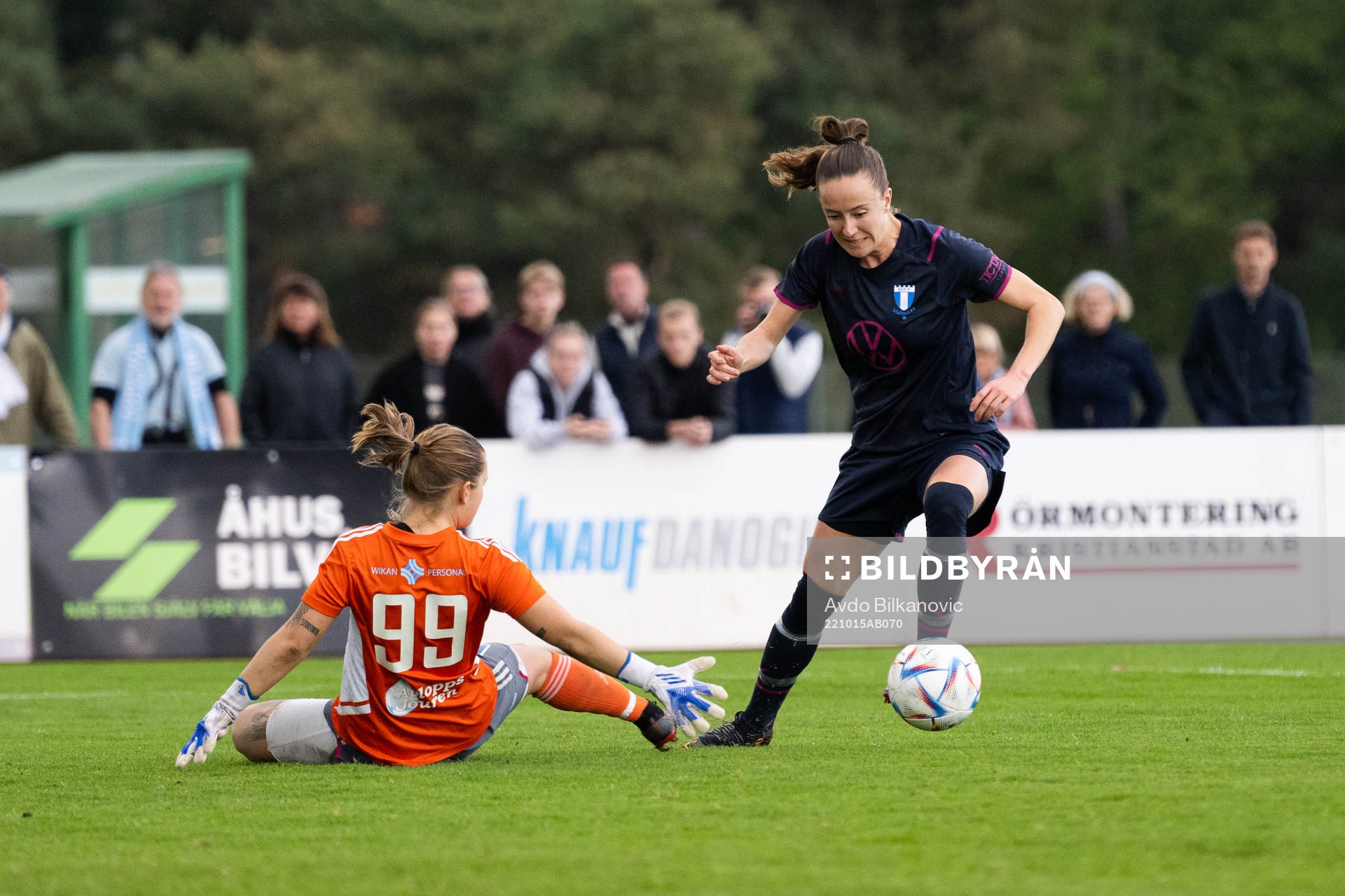 Åhus målvakt Ida Carlsson och Malmö FFs Anna Plantin under fotbollsmatchen Kval till div 1 mellan Åhus och Malmö FF den 15 oktober 2022 i Åhus.