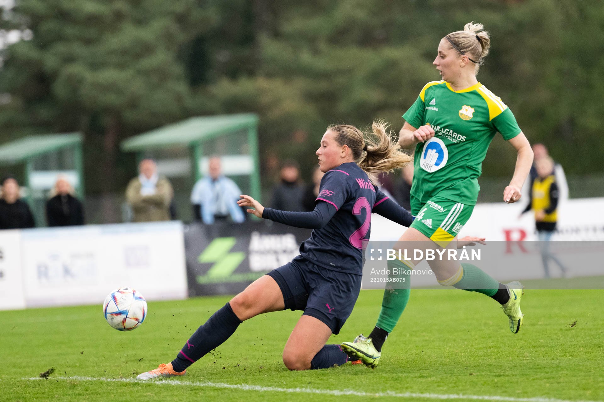 Åhus Alice Lingstedt och Malmö FFs Petronella Winblad
