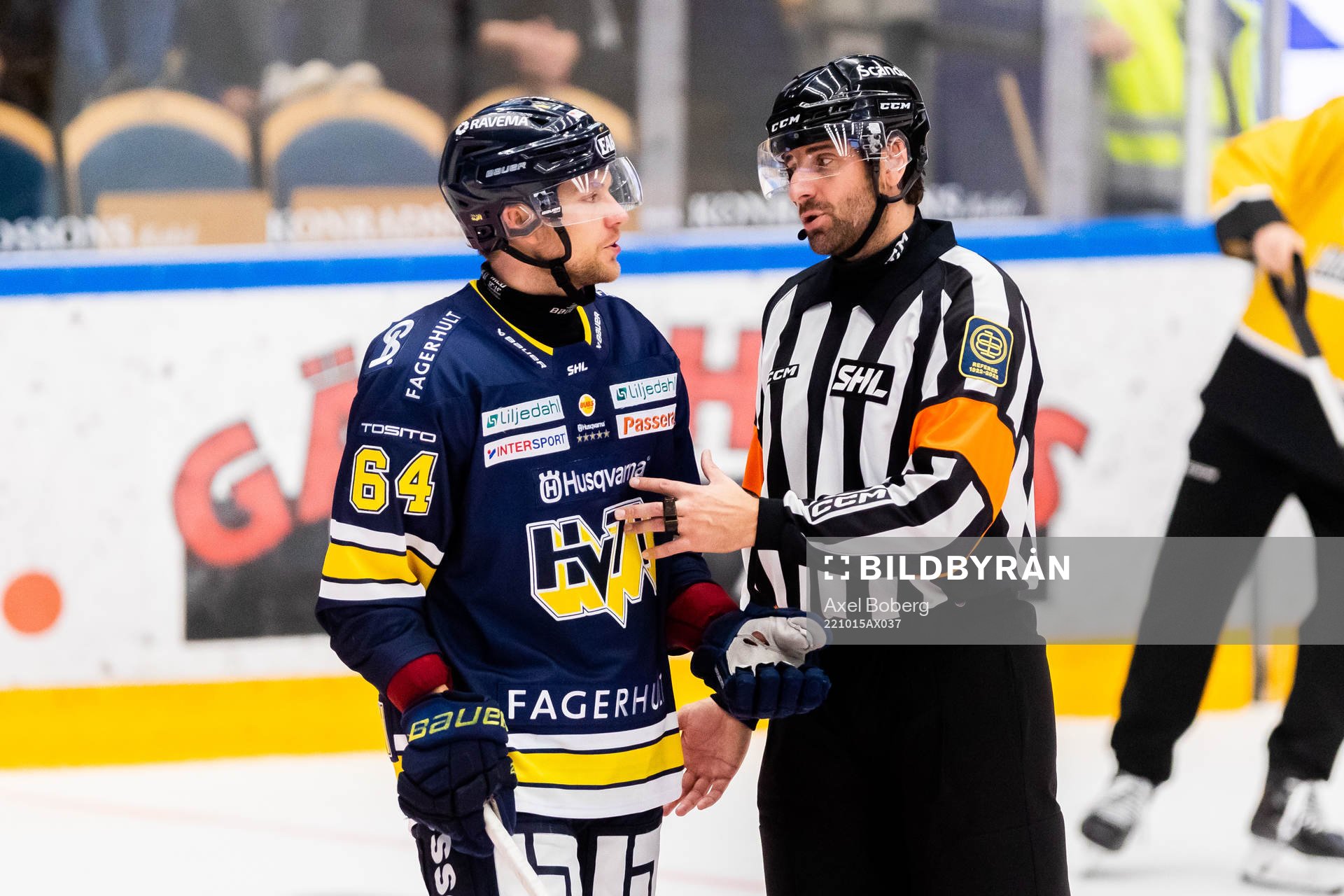 HV71s Eric Martinsson diskuterar med domaren