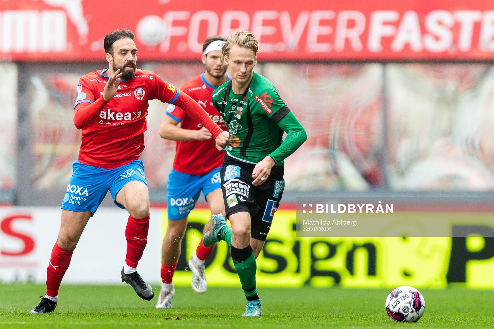 Helsingborgs Abdul Rahman Khalili och Varbergs Alexander Johansson under fotbollsmatchen i Allsvenskan mellan Helsingborg och Varberg den 15 oktober 2022 i Helsingborg.
