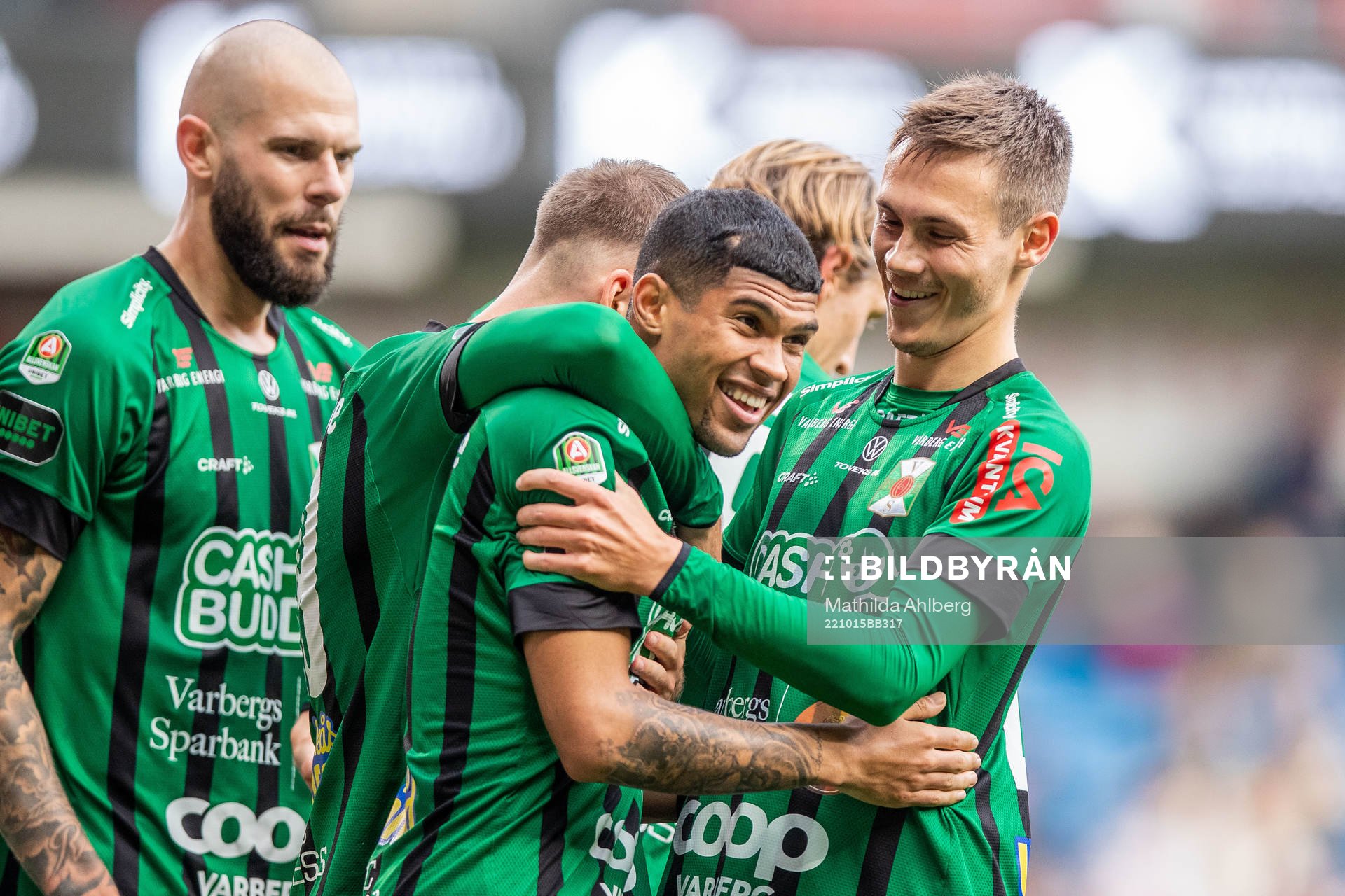 Varbergs Luke Le Roux jublar med lagkamrater