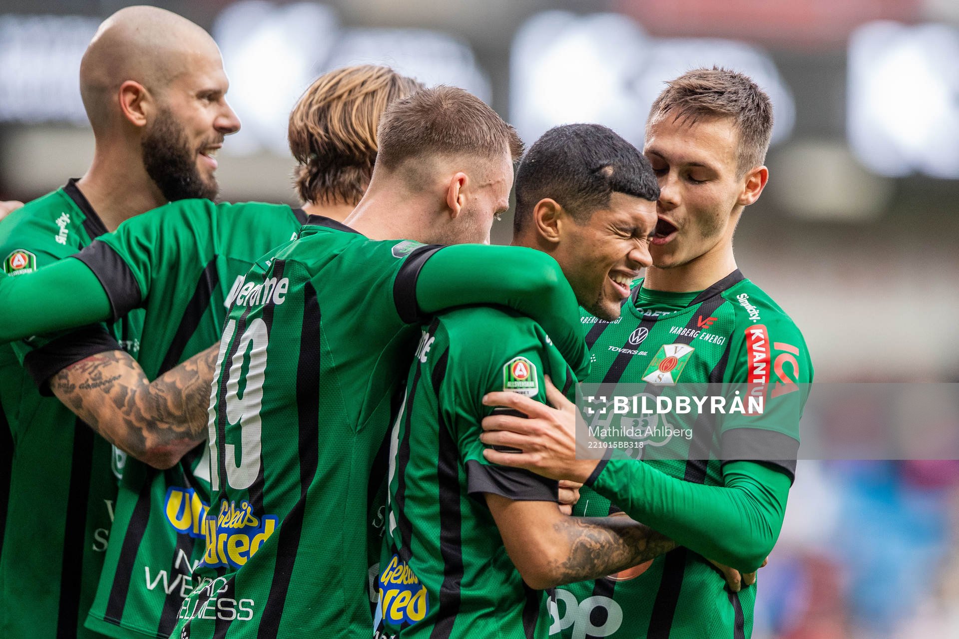 Varbergs Luke Le Roux jublar med lagkamrater