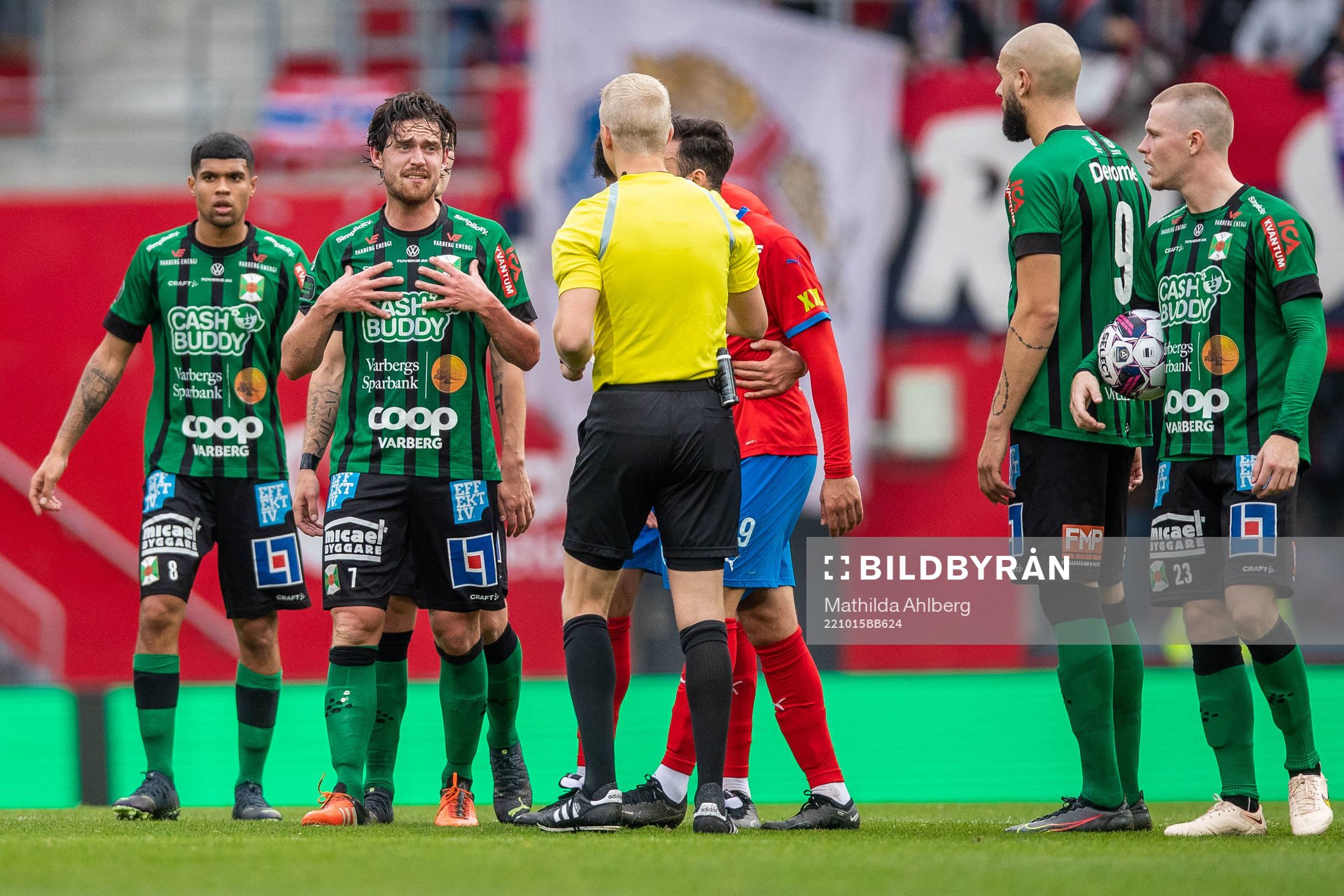 Varbergs Robin Tranberg i diskussion med domare Adam