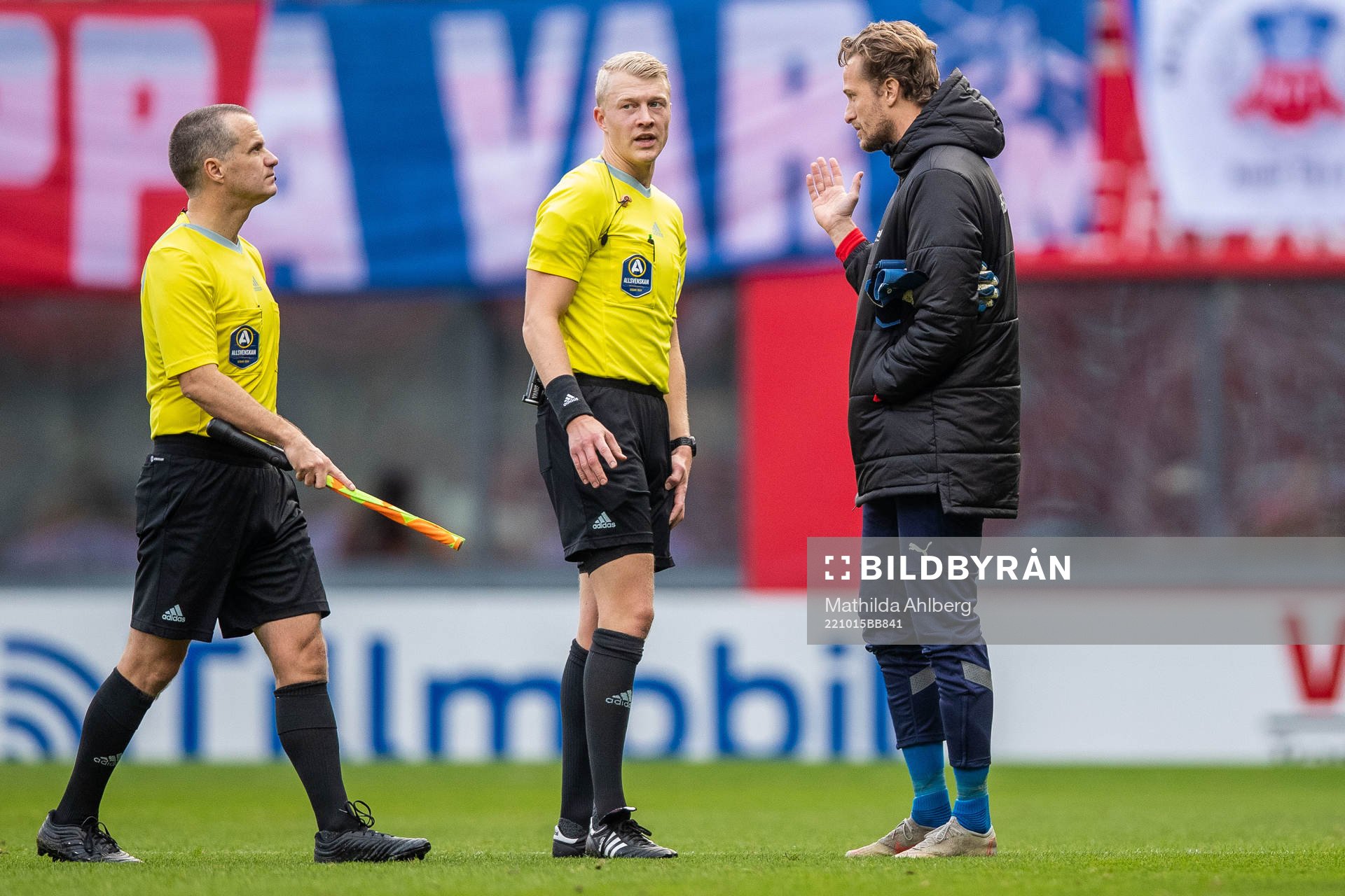 Assisterande domare Daniel Yng och domare Adam Ladebäck i