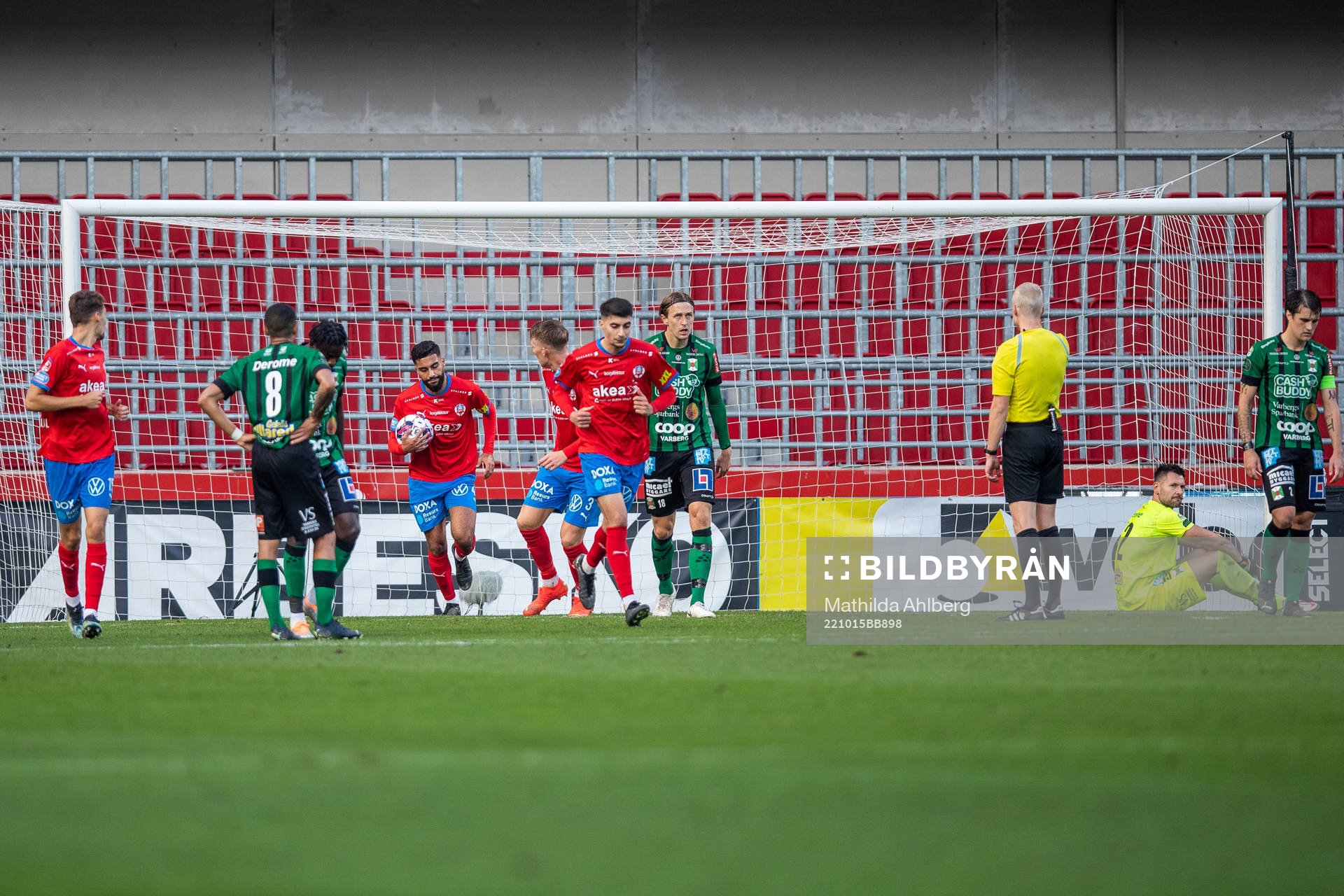 Varbergs målvakt Stojan Lukic och Jon Birkfeldt deppar