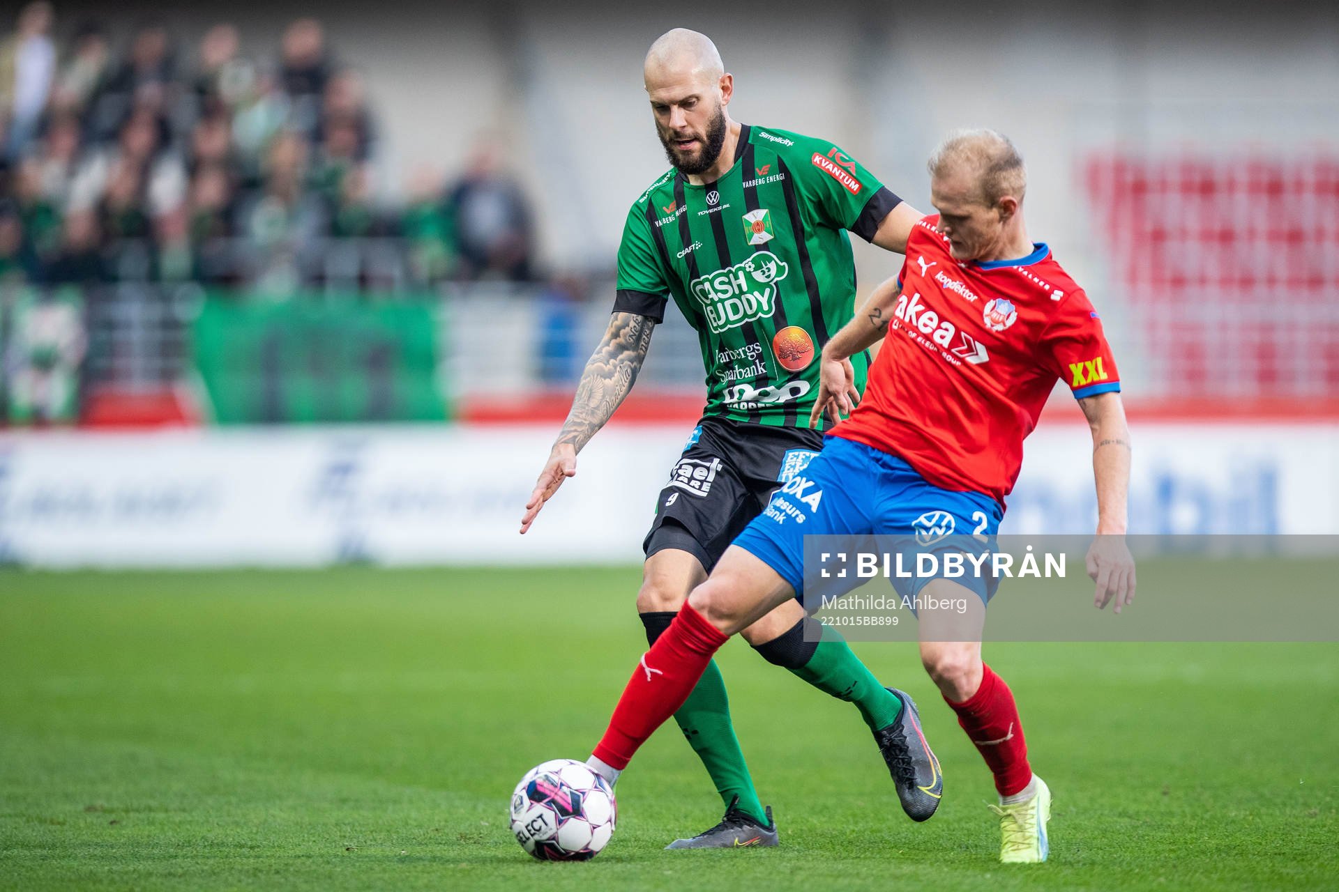 Varbergs Robin Simovic och Helsingborgs Philip Rejnhold under fotbollsmatchen i Allsvenskan mellan Helsingborg och Varberg den 15 oktober 2022 i Helsingborg.