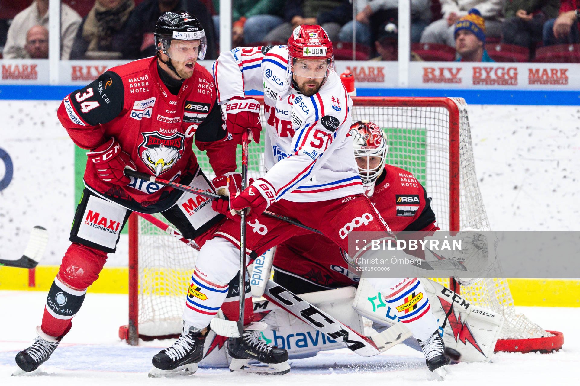 Timrås Anton Lander oroar framför Malmö Redhawks Carl