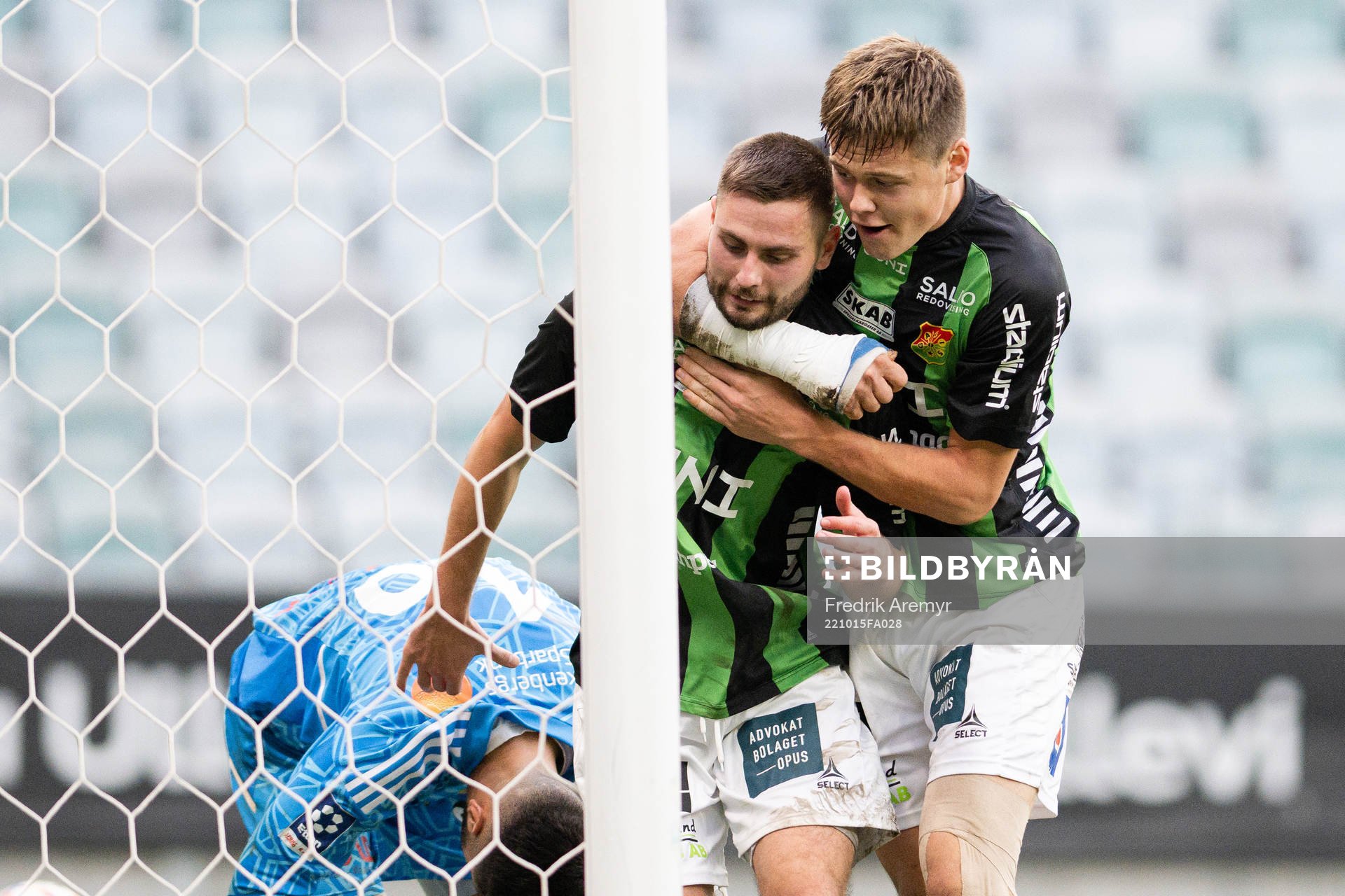 GAISs Axel Noren och Axel Henriksson jublar efter 1-1 under fotbollsmatchen i Ettan södra mellan GAIS och Falkenberg den 15 oktober 2022 i Göteborg.