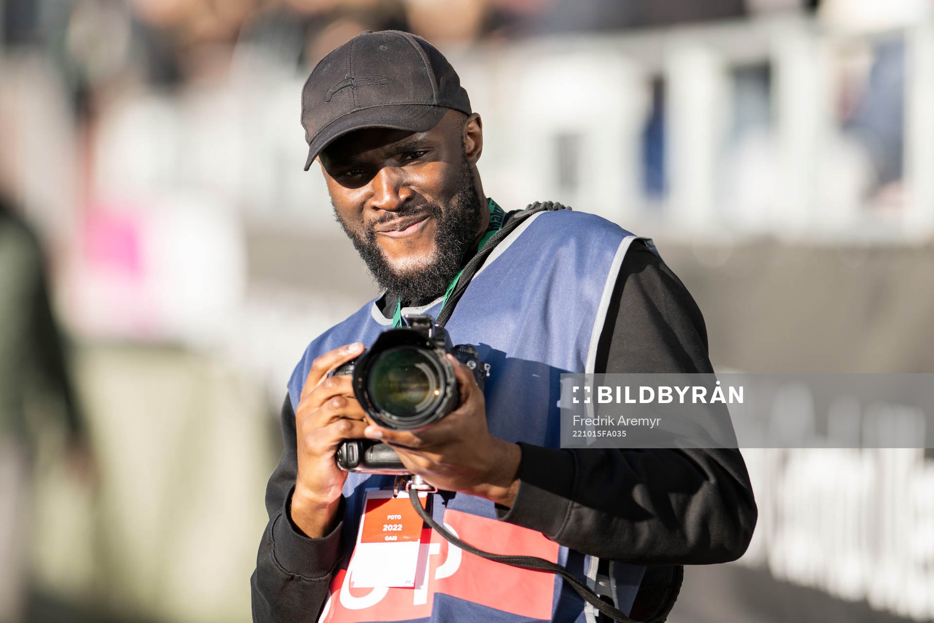 Gais tidigare spelare Boris Lumbana som supporterfotograf