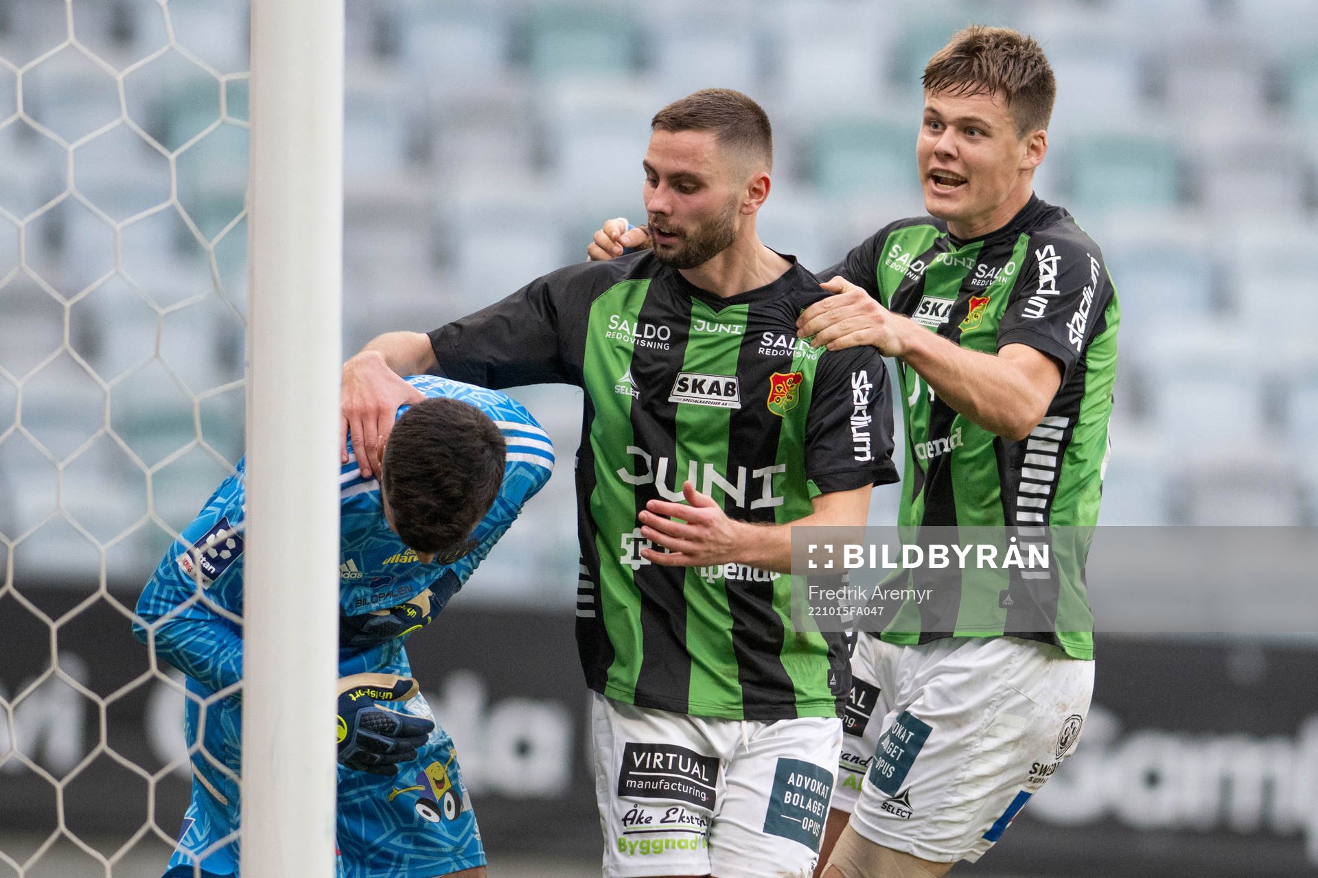 GAIS Axel Noren och Axel Henriksson jublar under fotbollsmatchen i Ettan södra mellan GAIS och Falkenberg den 15 oktober 2022 i Göteborg.
