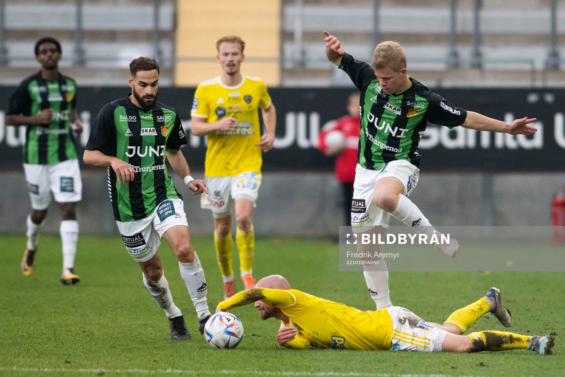 GAIS Mervan Celik och Filip Gustafsson i duell med Falkenbergs Christoffer Carlsson under fotbollsmatchen i Ettan södra mellan GAIS och Falkenberg den 15 oktober 2022 i Göteborg.