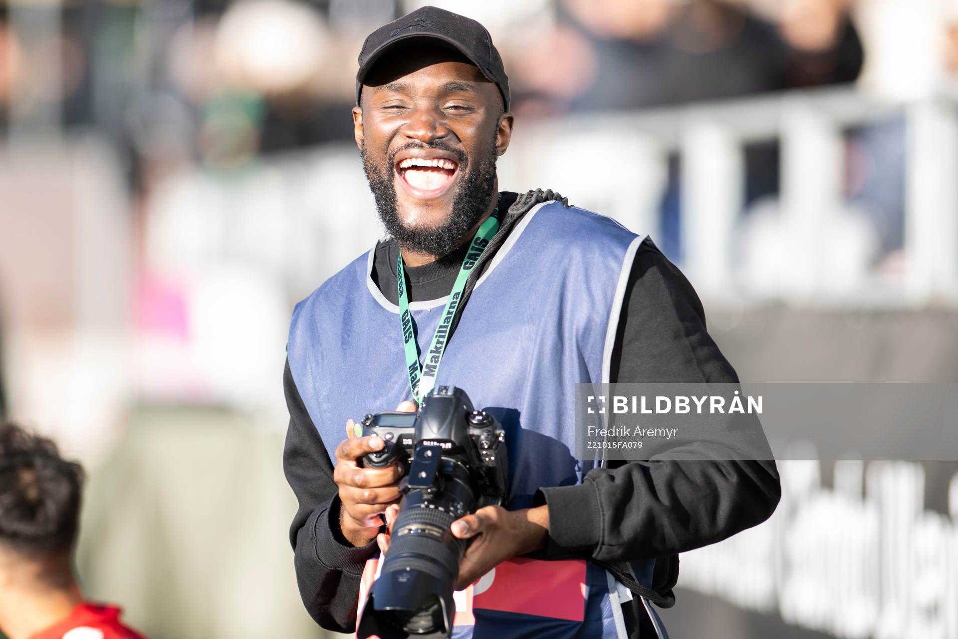 GAIS tidigare spelare Boris Lumbana som fotograf under fotbollsmatchen i Ettan södra mellan GAIS och Falkenberg den 15 oktober 2022 i Göteborg.