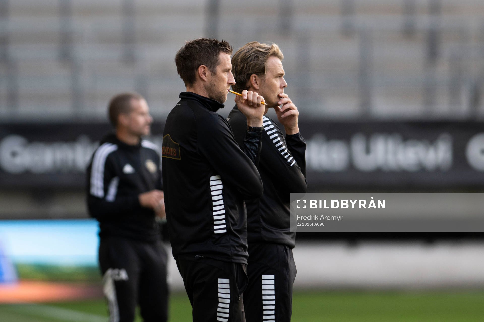 GAIS assisterande tränare Kenneth Gustafsson och huvudtränare Fredrik Holmberg under fotbollsmatchen i Ettan södra mellan GAIS och Falkenberg den 15 oktober 2022 i Göteborg.
