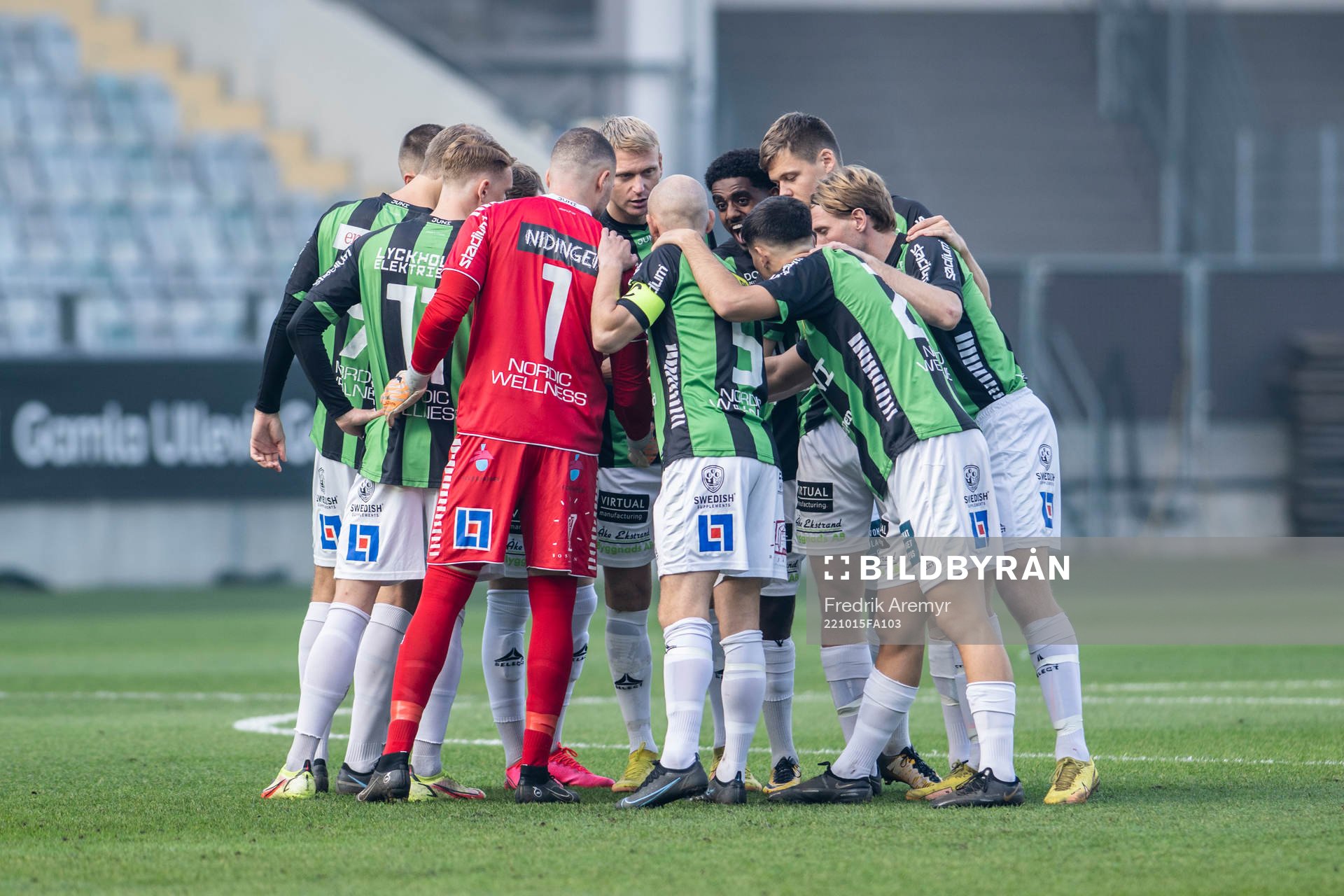 GAIS spelare samlas innan fotbollsmatchen i Ettan södra
