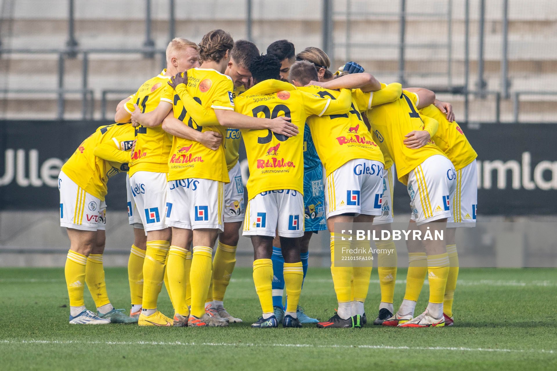 Falkenbergs spelare samlas innan fotbollsmatchen i Ettan