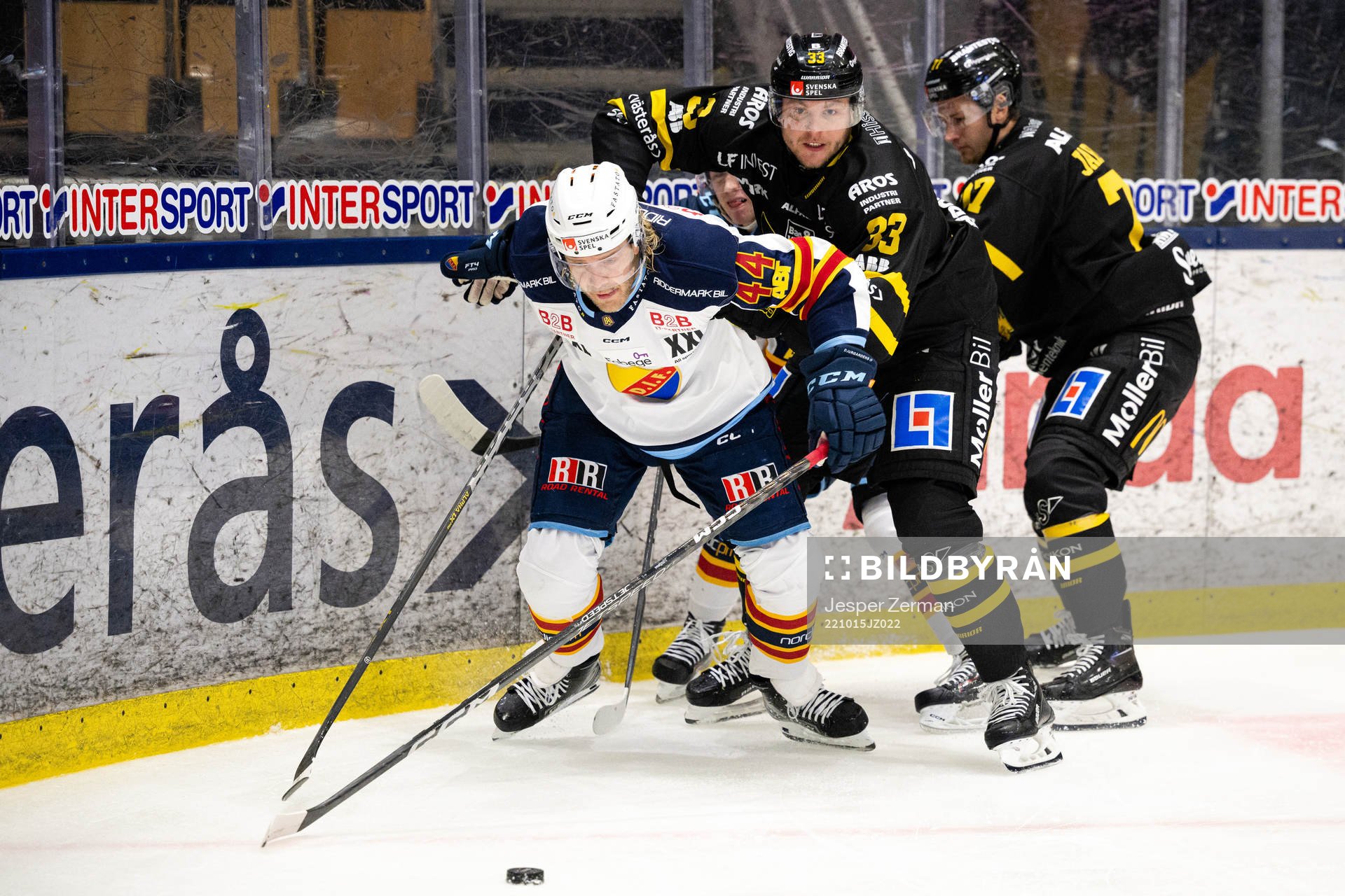 Djurgårdens Olle Liss och Västerås Oliver Bohm