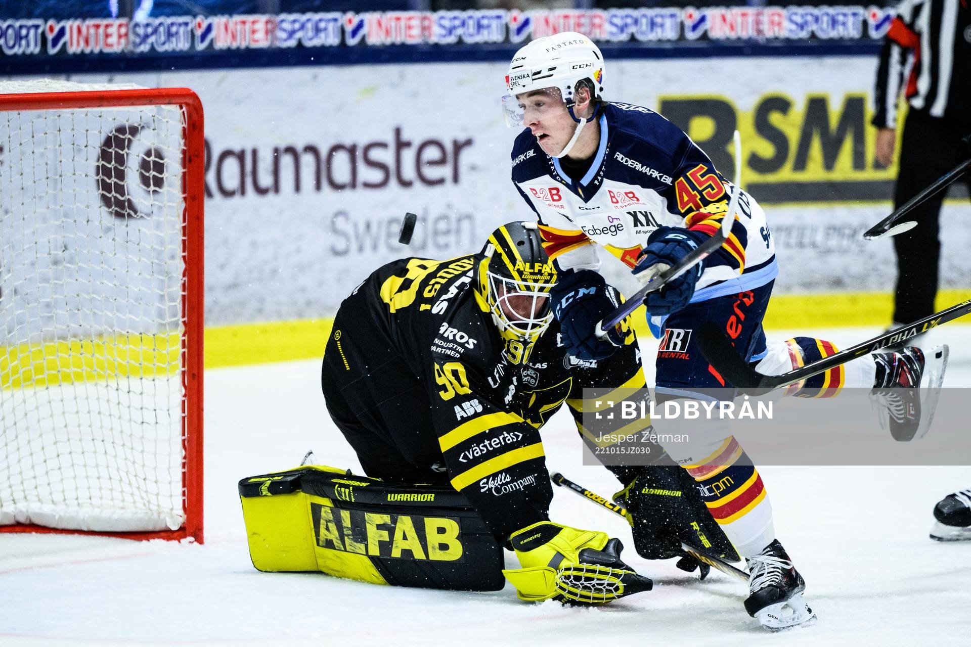 Västerås målvakt Ian Blomquist och Djurgårdens Noah