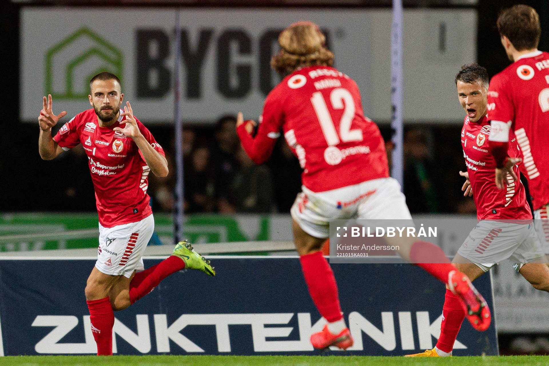 Kalmars Filip Sachpekidis jublar efter 1-2 under fotbollsmatchen i Allsvenskan mellan Värnamo och Kalmar den 15 oktober 2022 i Värnamo. 