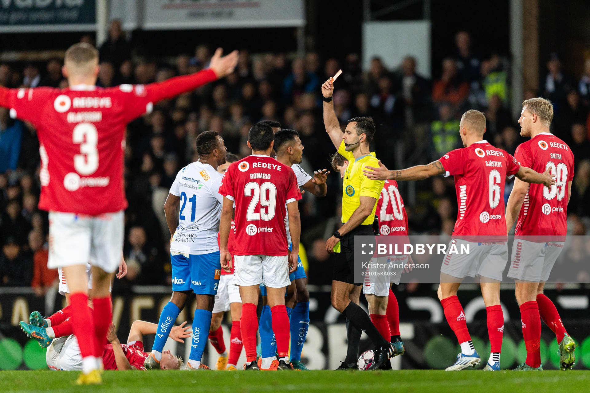 Värnamos Wenderson Oliveira do Nascimento får rött kort