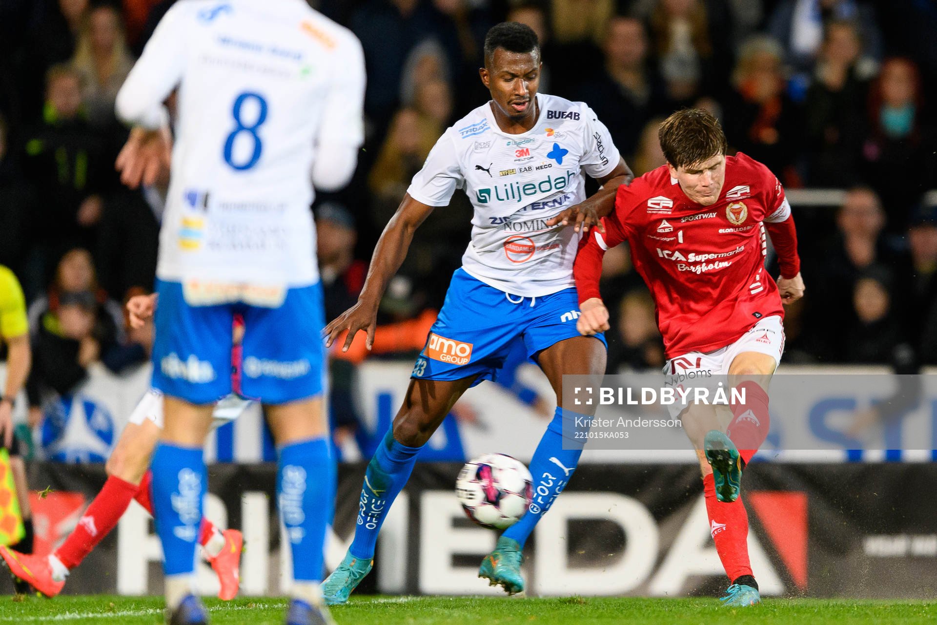 Värnamos Bernardo Vilar Estevao Jeronimo och Kalmars Oliver Berg under fotbollsmatchen i Allsvenskan mellan Värnamo och Kalmar den 15 oktober 2022 i Värnamo.