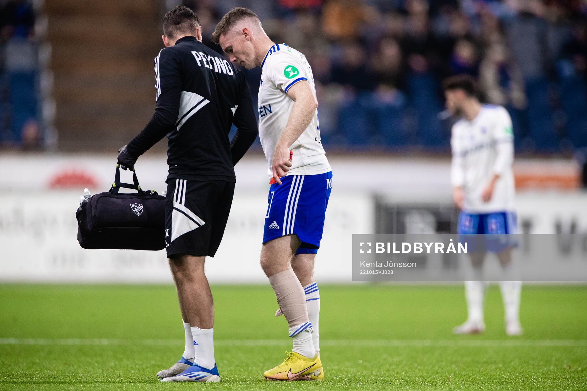 IFK Norrköpings Viktor Agardius har ont under fotbollsmatchen i Allsvenskan mellan Sirius och IFK Norrköping den 15 oktober 2022 i Uppsala.